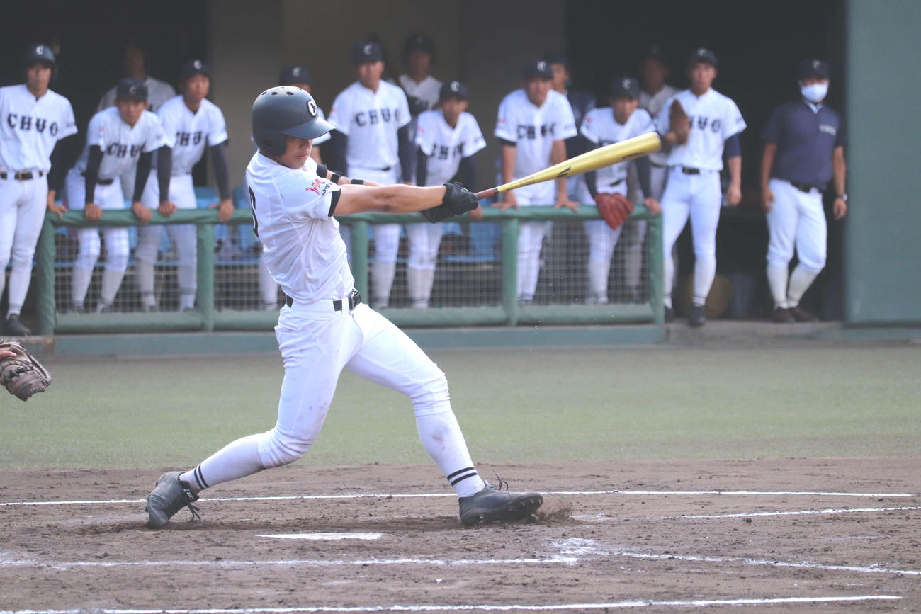 豊橋中央対東邦　1回表、先頭打者本塁打を放つ豊橋中央・星野真生（まお）内野手（撮影・山崎健太）