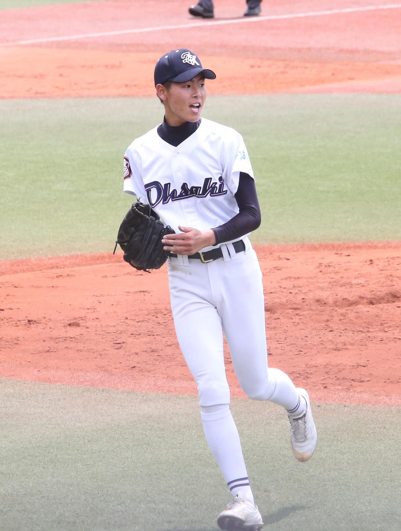 鹿町工対大崎　最後の打者を仕留めグラブをたたいて喜ぶ大崎・勝本晴彦投手（撮影・菊川光一）