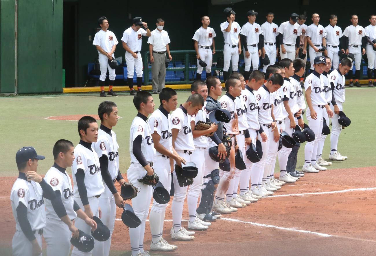 鹿町工対大崎　試合後、整列する大崎ナイン（撮影・菊川光一）