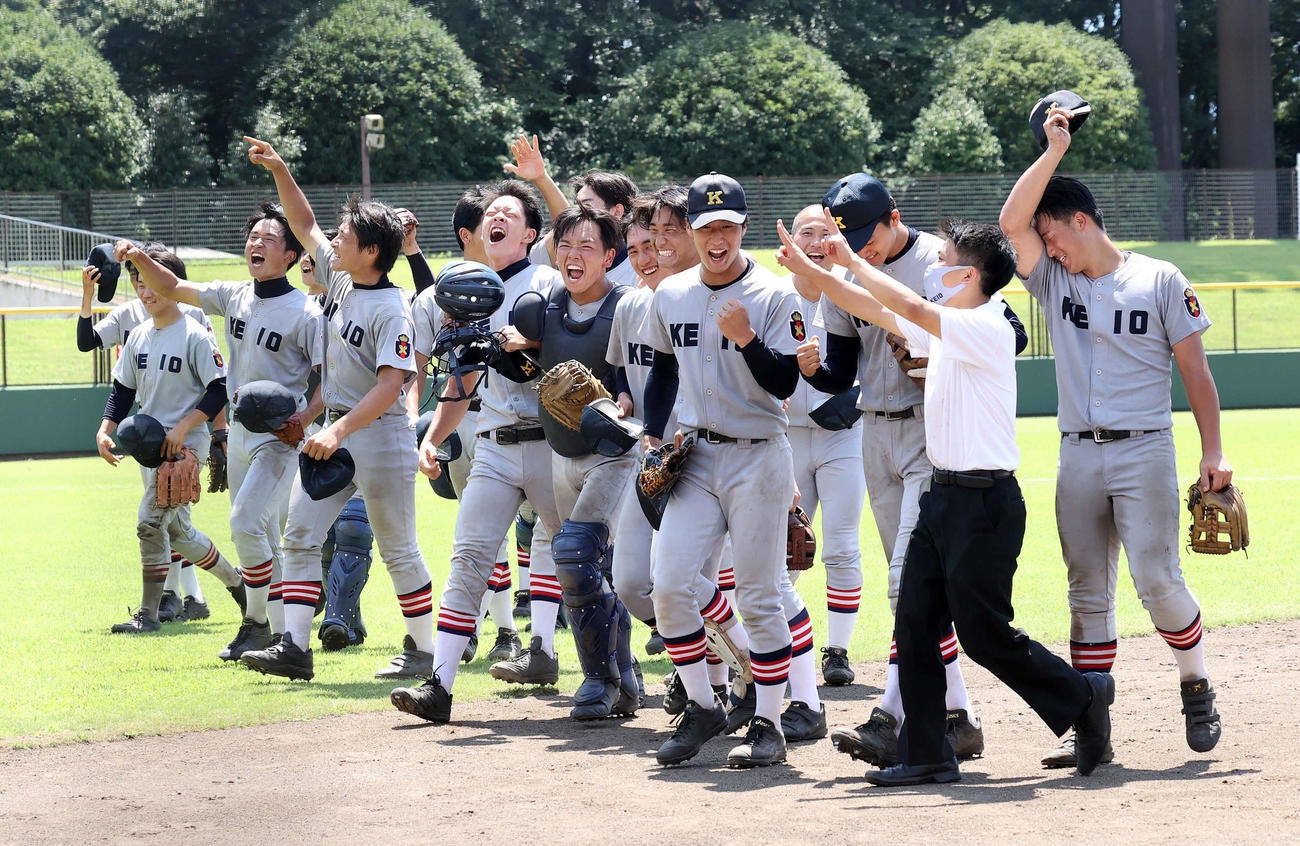 慶応対桐光学園　勝利し喜ぶ慶応の選手たち（撮影・鈴木正人）