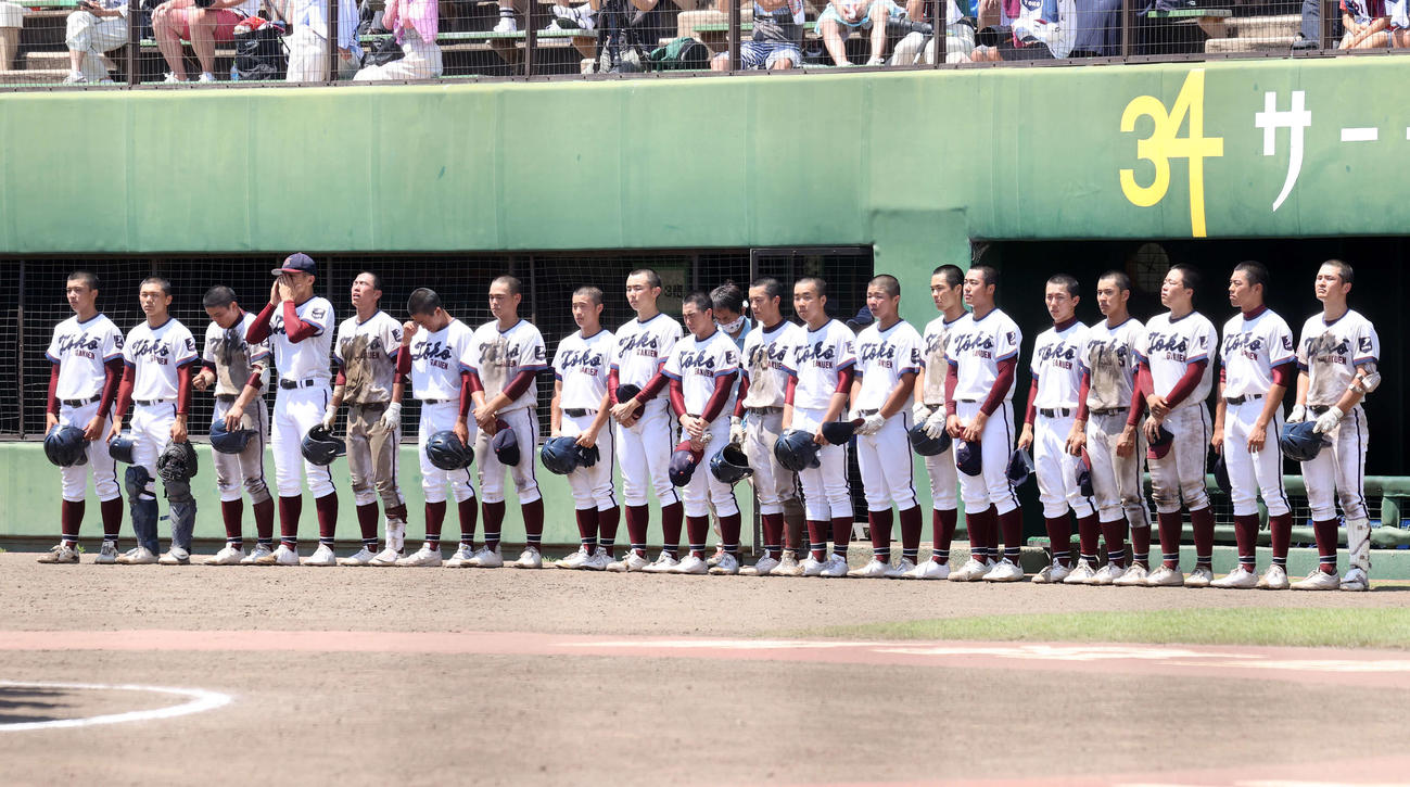 慶応対桐光学園　敗戦し整列する桐光学園の選手たち（撮影・鈴木正人）
