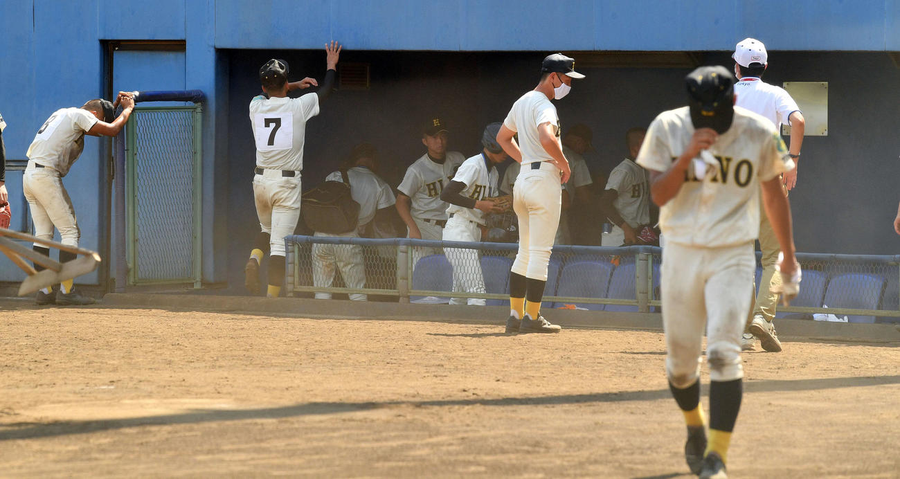 世田谷学園対日野　試合に敗れ悔しがる日野ナイン（撮影・滝沢徹郎）