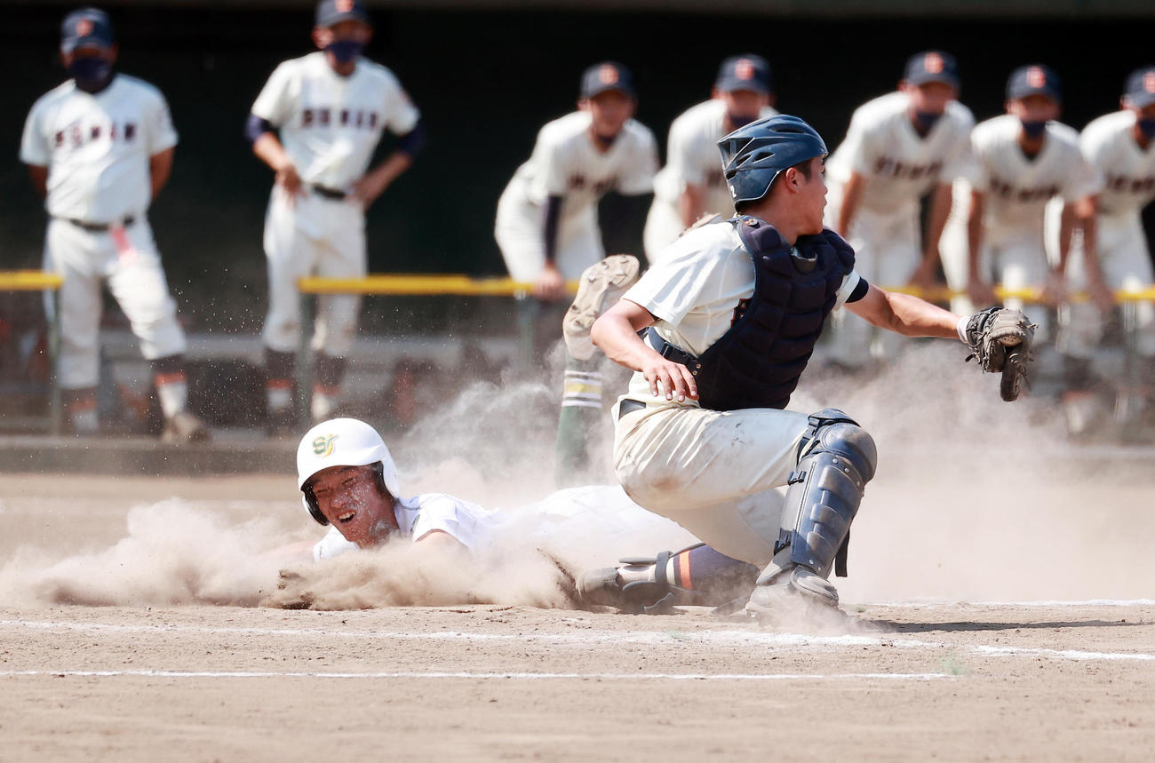 武南対昌平　9回裏昌平1死二、三塁　川田のスクイズで、ヘッドスライディングで同点の生還をする吉野（撮影・浅見桂子）