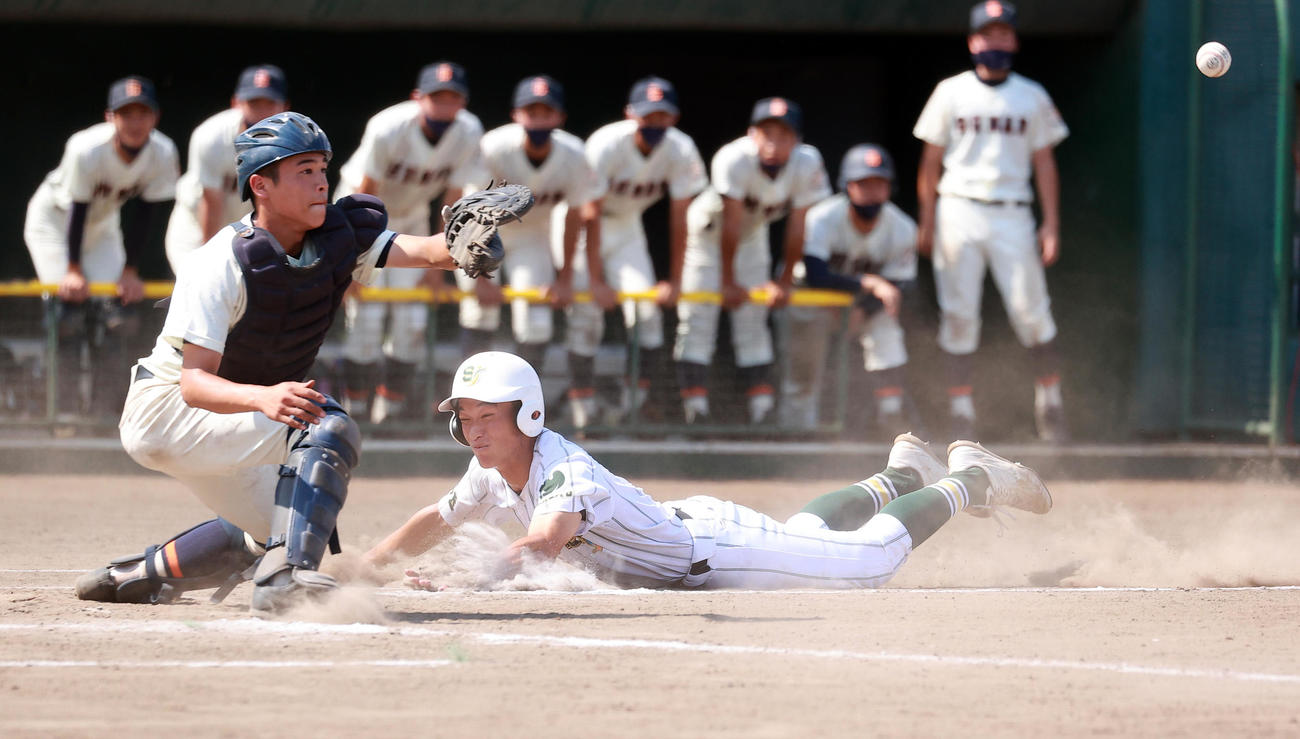 武南対昌平　9回裏昌平1死二、三塁　川田のスクイズで、ヘッドスライディングで同点の生還をする吉野（撮影・浅見桂子）
