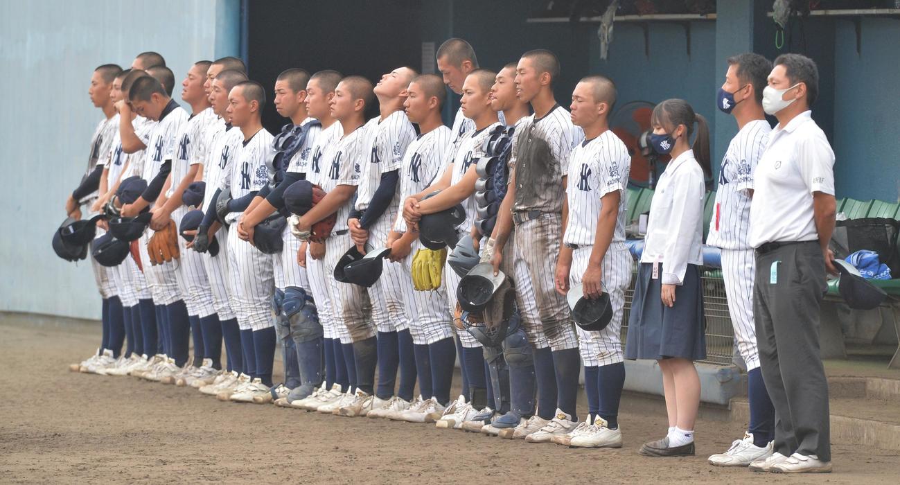 試合に敗れ、肩を落とす八戸西ナイン（撮影・佐藤究）