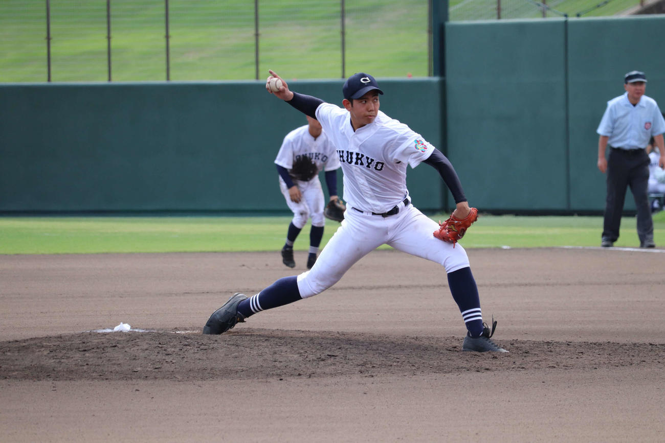 力投する中京大中京・大矢琉晟（撮影・山崎健太）
