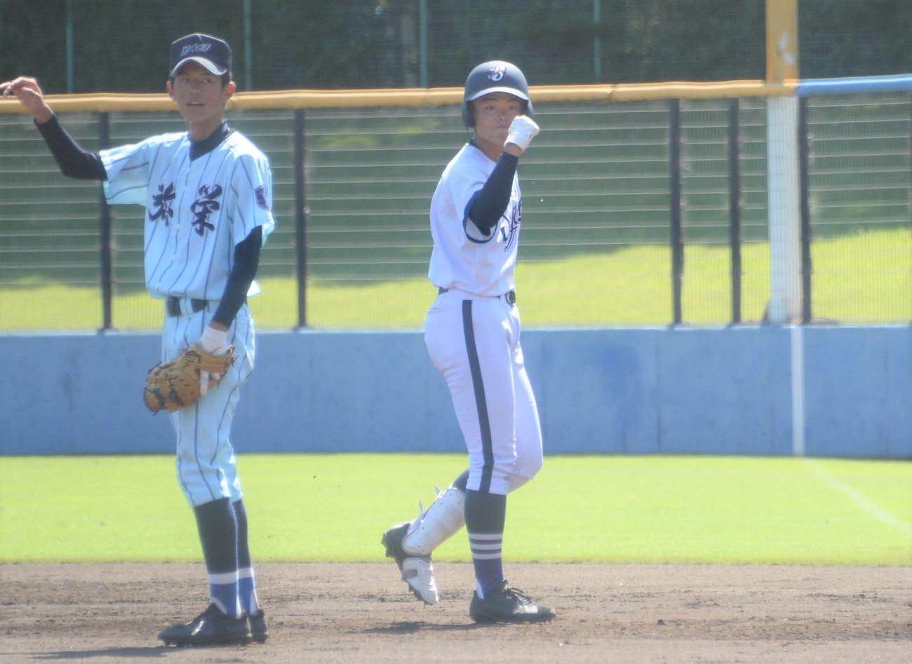 横浜創学館対相模原弥栄　2回表横浜創学館無死一、二塁、左前適時打を放ちガッツポーズの山岸（右）（撮影・鈴木正章）