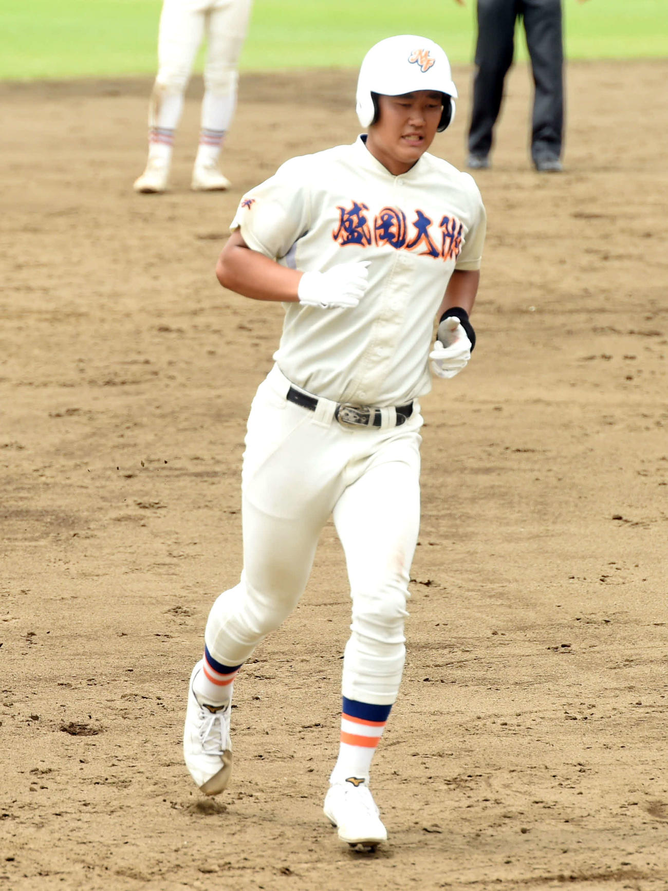 盛岡大付対一関学院　5回表盛岡大付無死、左越えソロを放ちダイヤモンドを1周する金子（撮影・相沢孔志）
