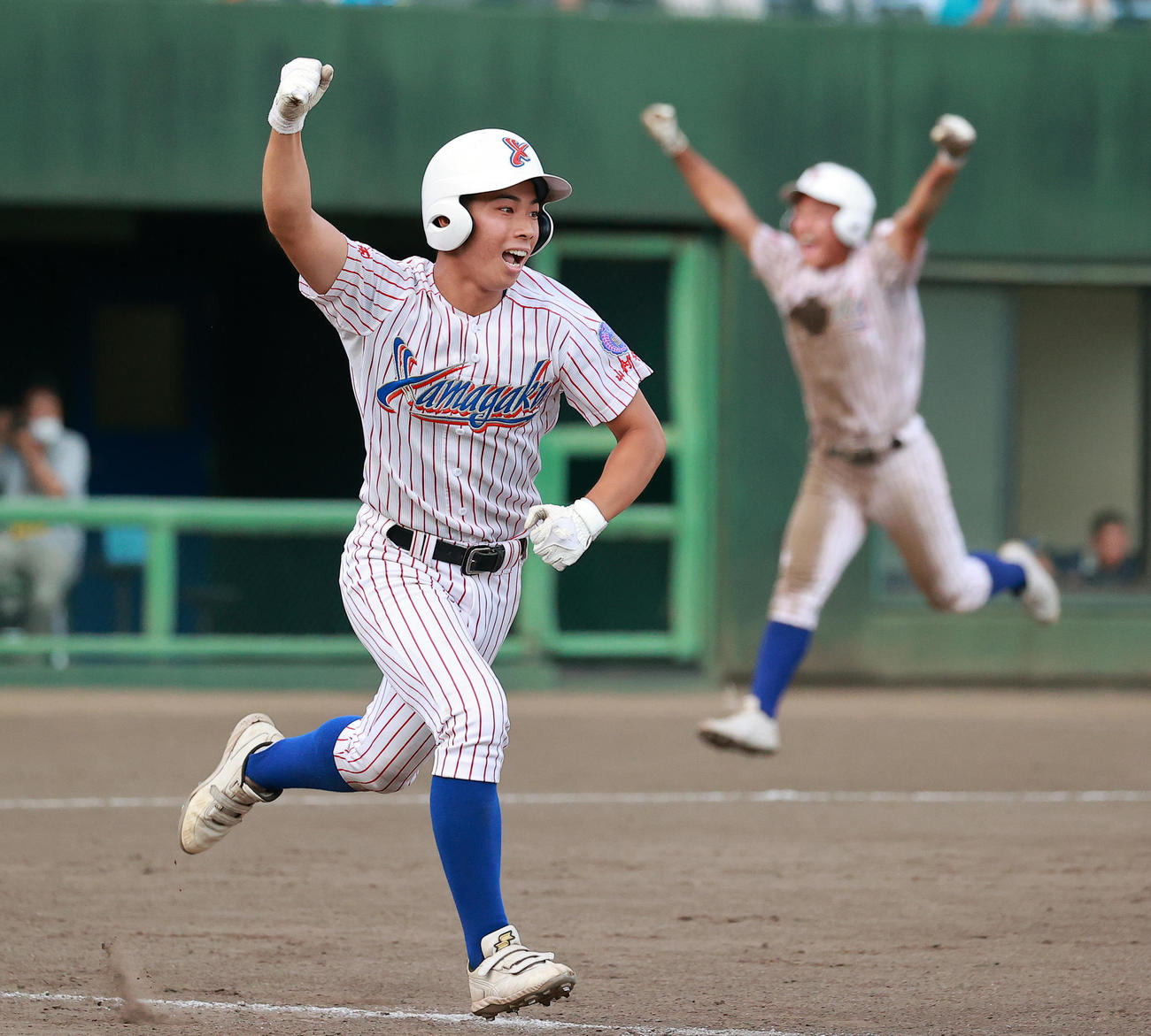 花咲徳栄対山村学園　9回裏山村学園2死三塁、松野はサヨナラ右適時打を放ちガッツポーズ（撮影・浅見桂子）