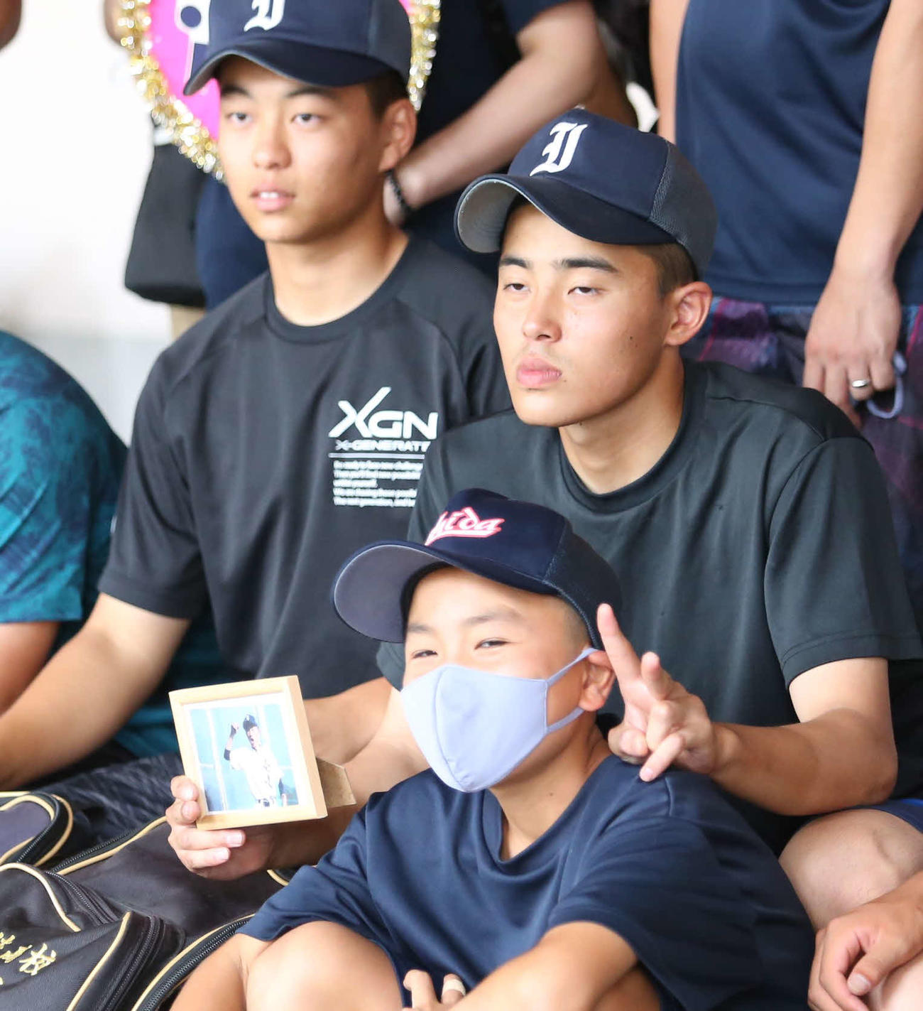壱岐対海星　亡き野球部員の辻村怜聖さんの遺影を持ち写真に収まる壱岐ナイン（撮影・菊川光一）