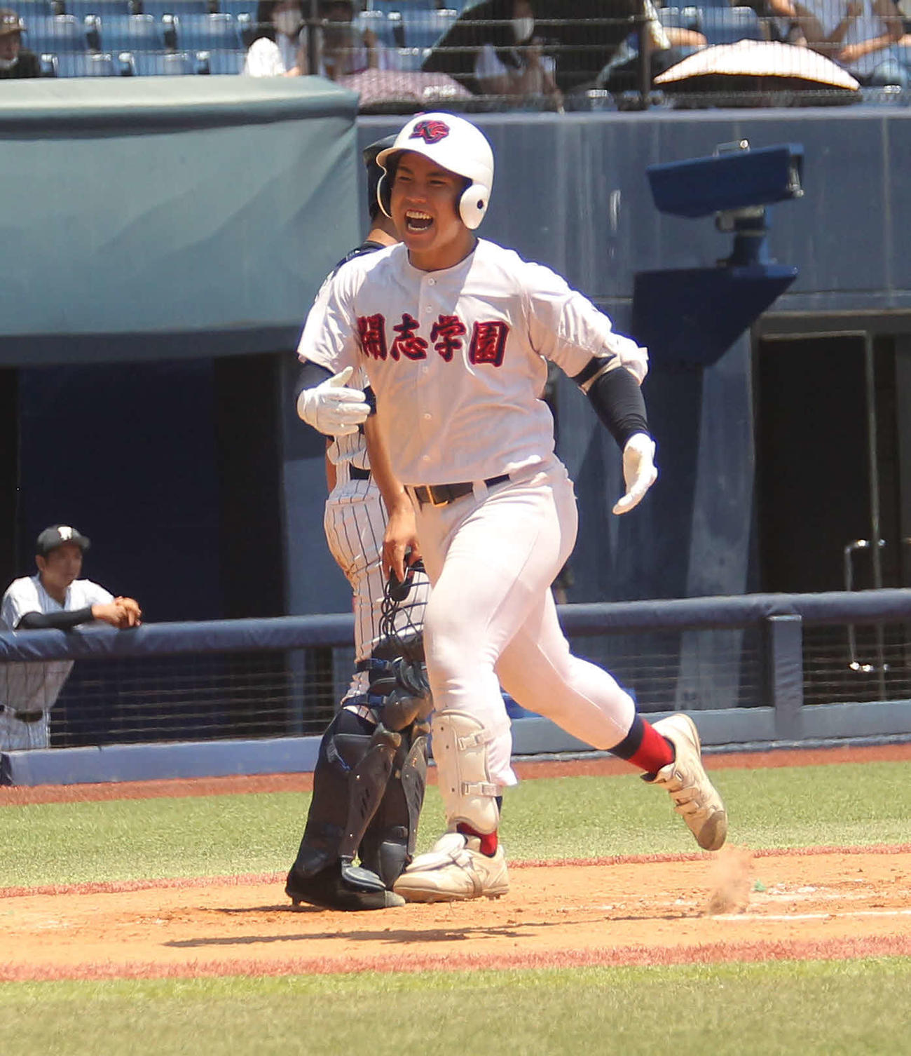0－2の4回無死一、二塁に逆転3ラン本塁打を放った開志学園・遠藤はホームを踏んで笑顔
