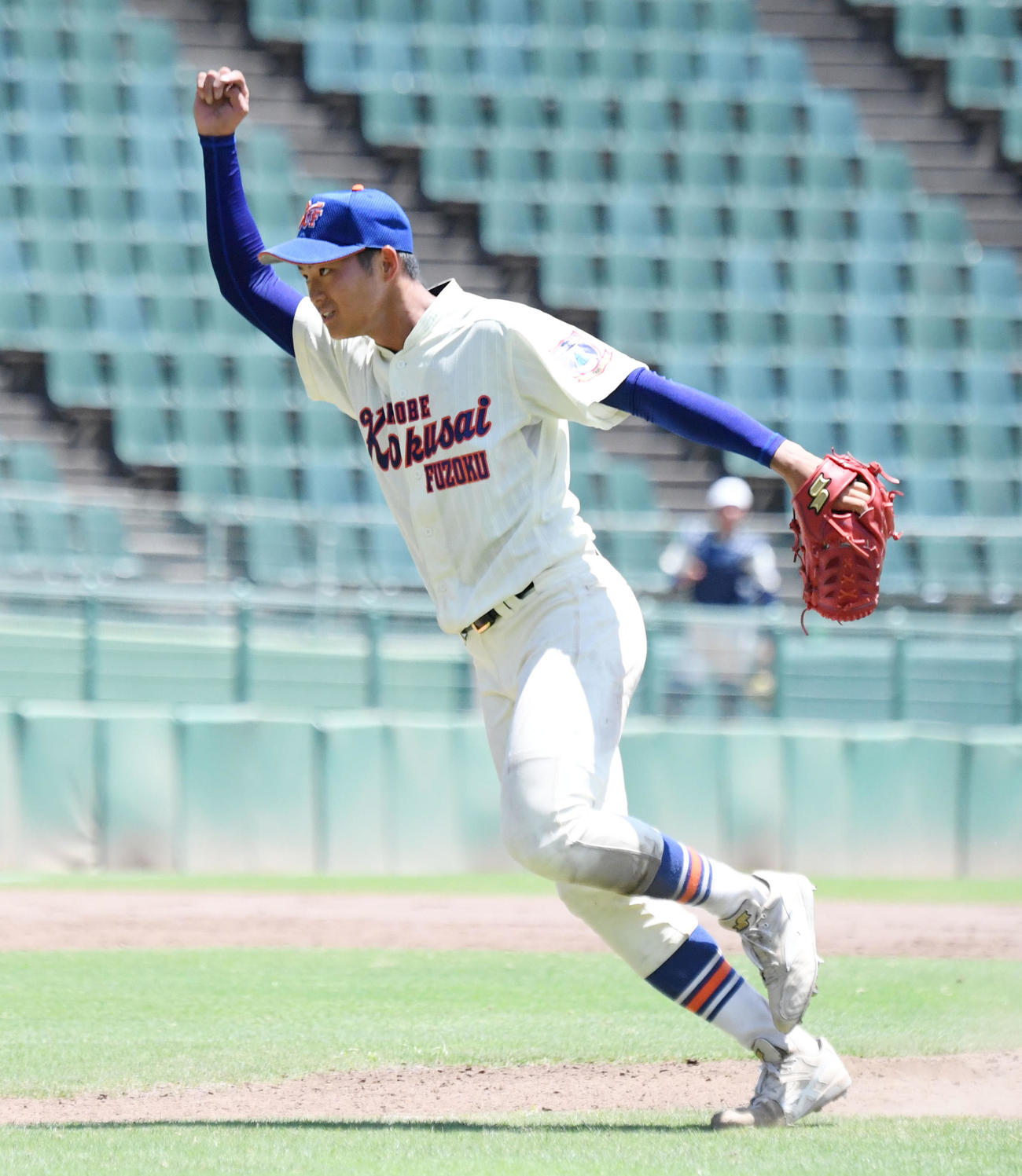 高校野球兵庫県大会　神戸国際大付対明石商　ピンチを切り抜け、ガッツポーズをする阪上翔也（撮影・滝沢美穂子）