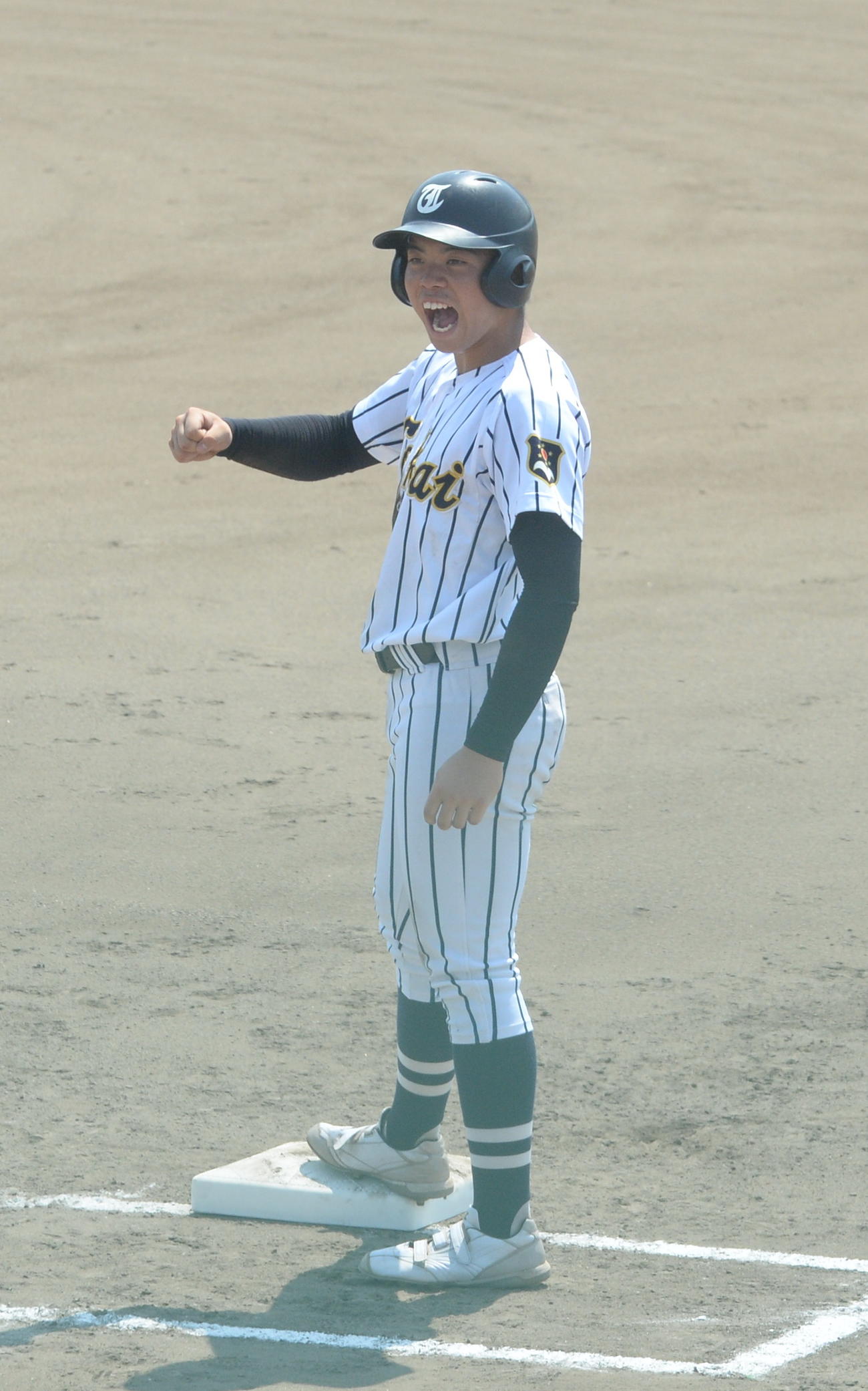 初回無死一、三塁で右前先制適時打を放ちガッツポーズする東海大山形・的場（撮影・濱本神威）