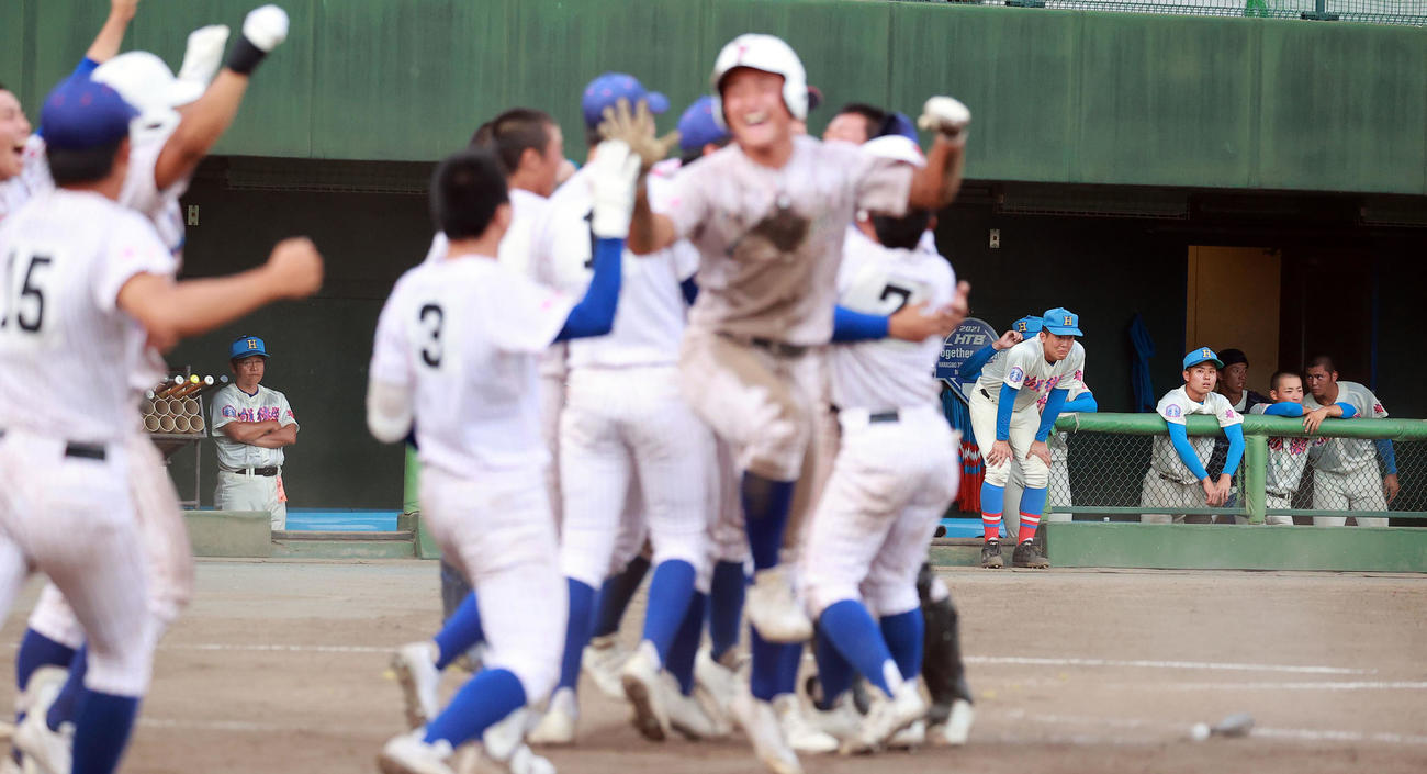 花咲徳栄対山村学園　9回裏山村学園にサヨナラ負けを喫し、ぼうぜんと見つめる岩井監督（左奥）ら花咲徳栄ベンチ（撮影・浅見桂子）