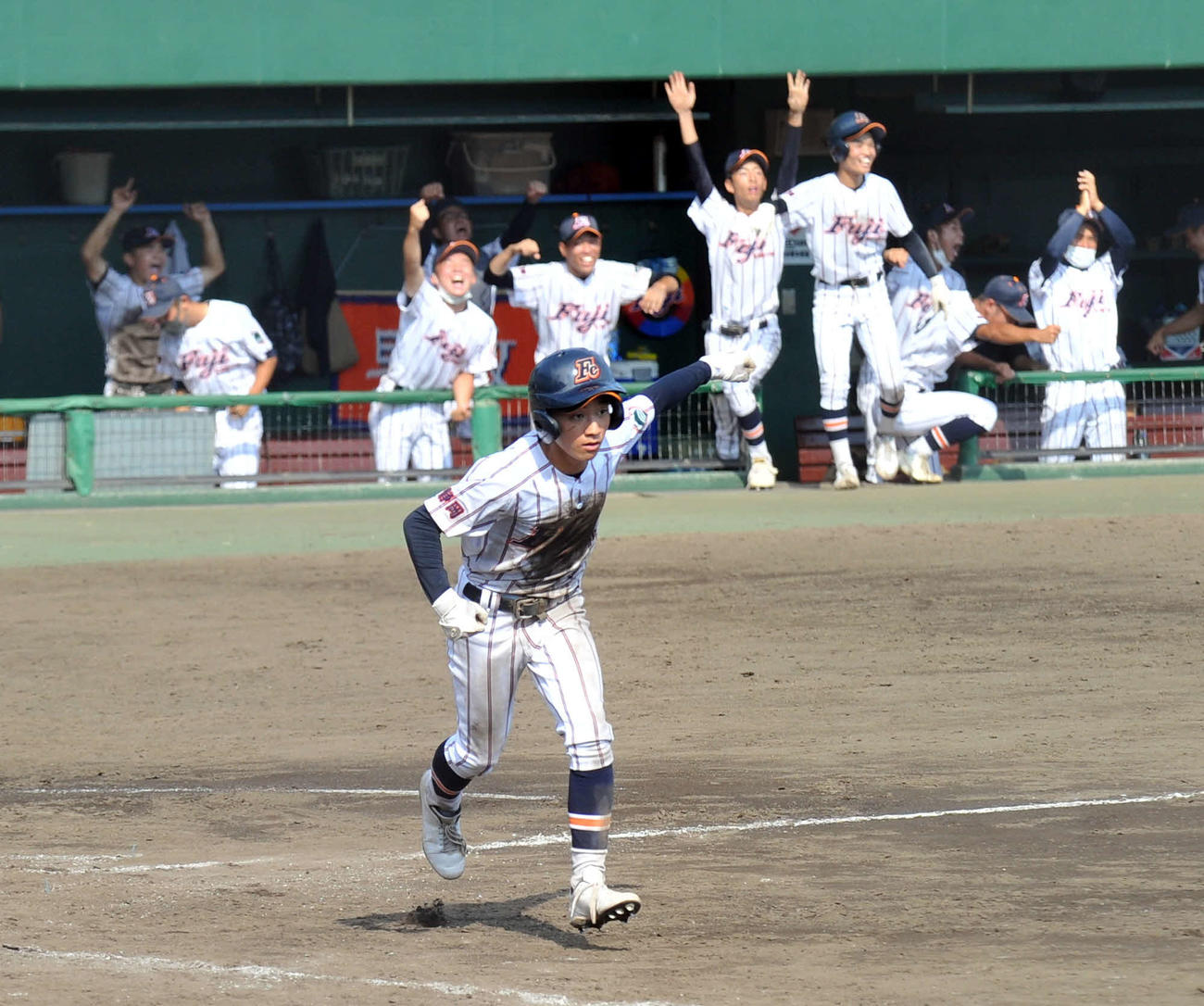 9回表富士市立無死満塁、決勝の押し出し四球を選んで一塁へ向かう太田
