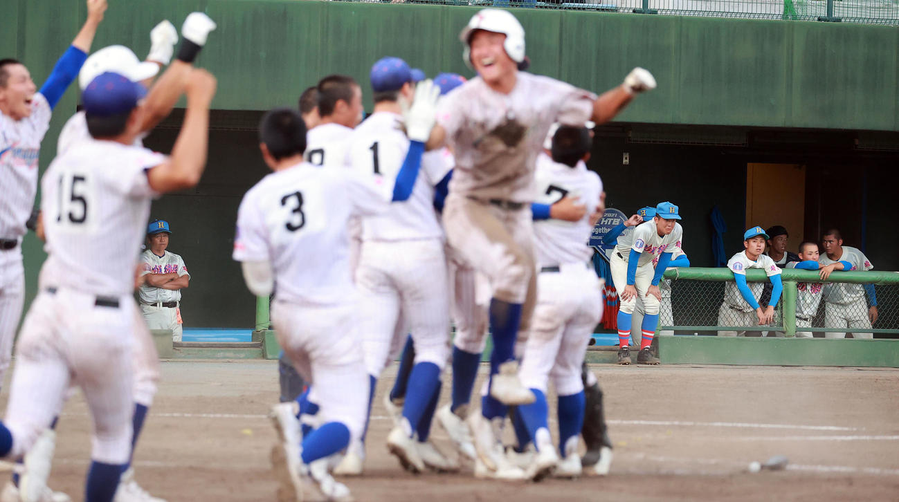花咲徳栄対山村学園　9回裏、サヨナラ負けを喫し、喜ぶ山村学園ナインをぼうぜんと見つめる岩井監督（左奥）ら花咲徳栄ベンチ（撮影・浅見桂子）