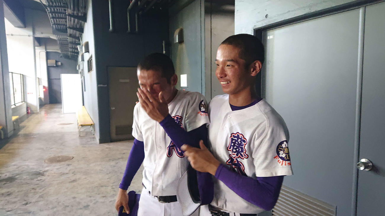 藤代対水城　ヤクルト橿渕聡スカウトグループデスクを父に持つ（左から）勇太、翔太の双子（撮影・保坂淑子）