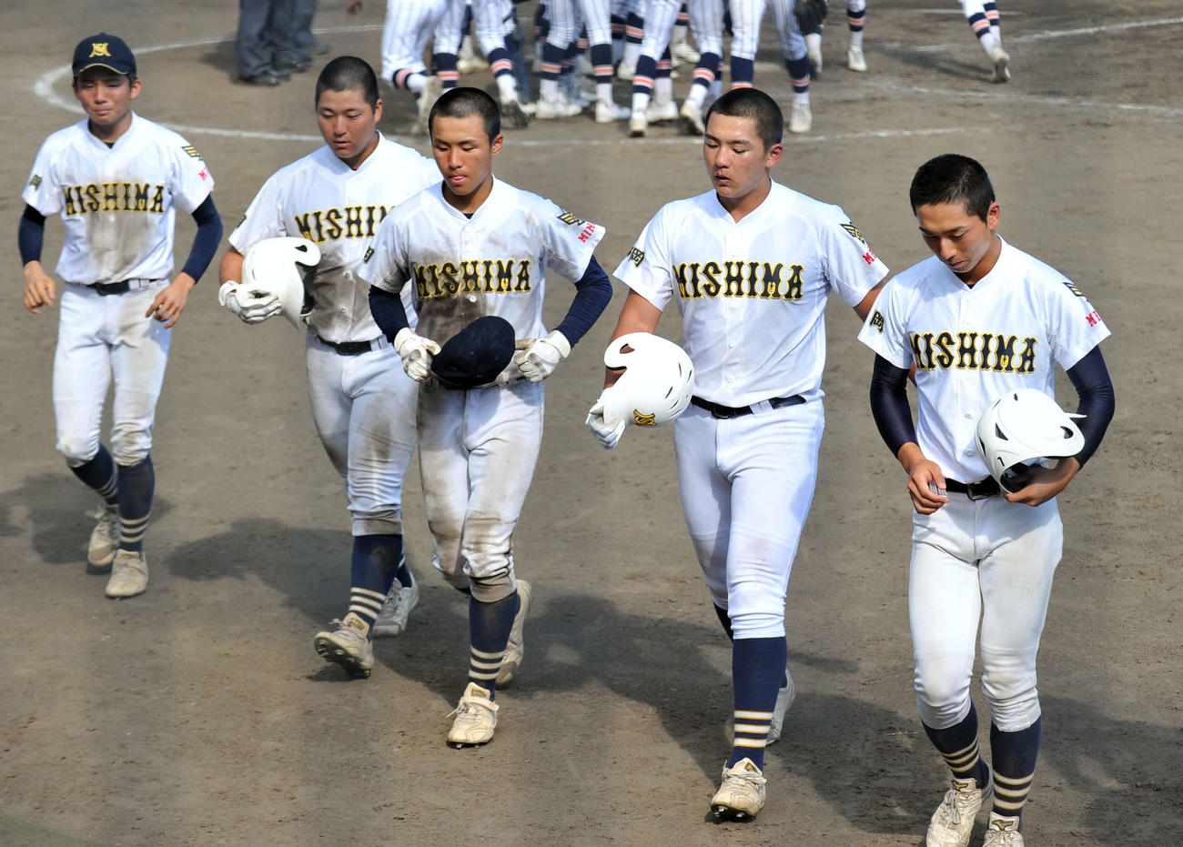 試合に敗れて、肩を落とす三島南の選手たち。右から2人目が前田