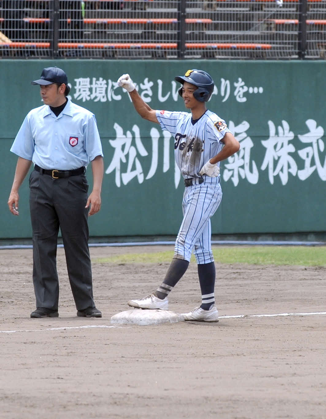 8回に決勝打を放った小中は、ベンチへ向けて拳をあげる