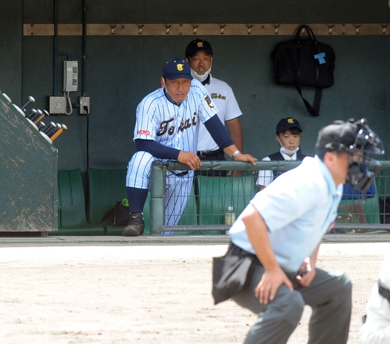 打者へ鋭い視線を送る東海大静岡翔洋の原監督