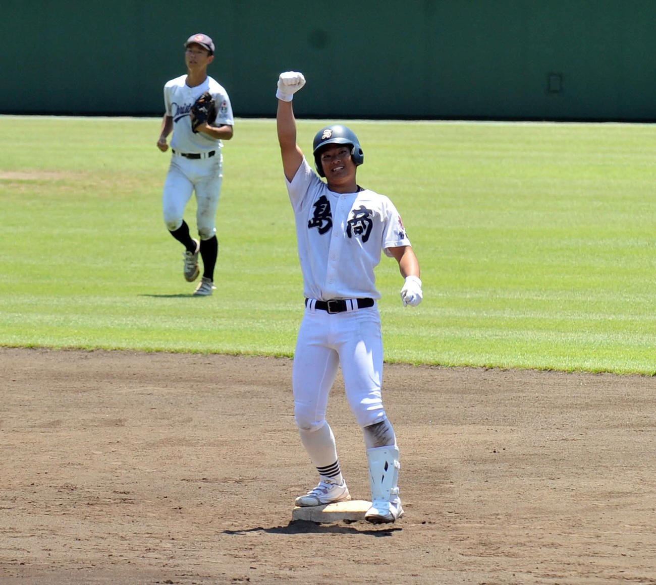 決勝の逆転2点適時二塁打を放ってガッツポーズする島田商・杉崎