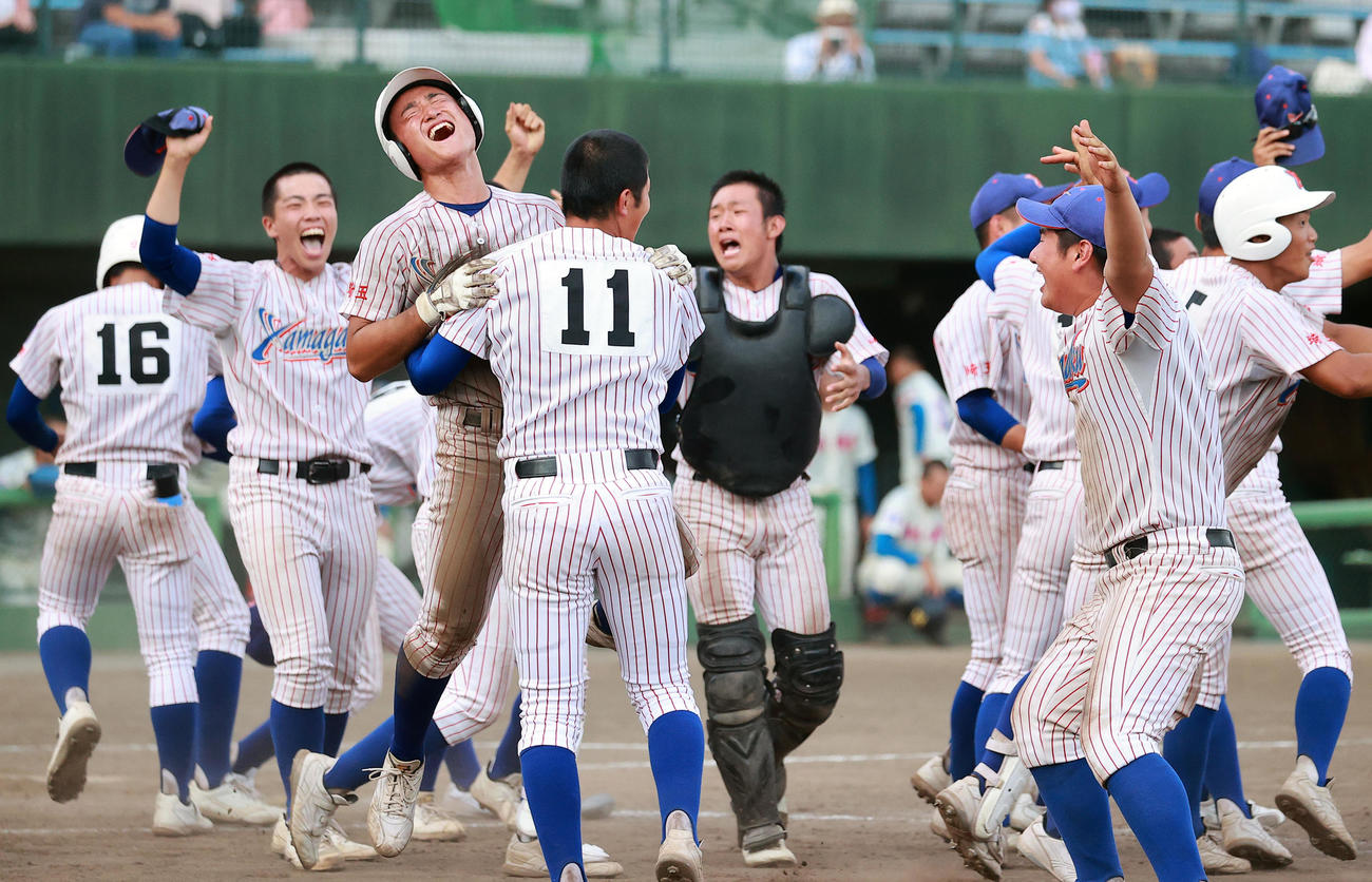 花咲徳栄対山村学園　9回裏山村学園2死三塁、松野のサヨナラ適時打で、大喜びする山村学園ナイン（撮影・浅見桂子）