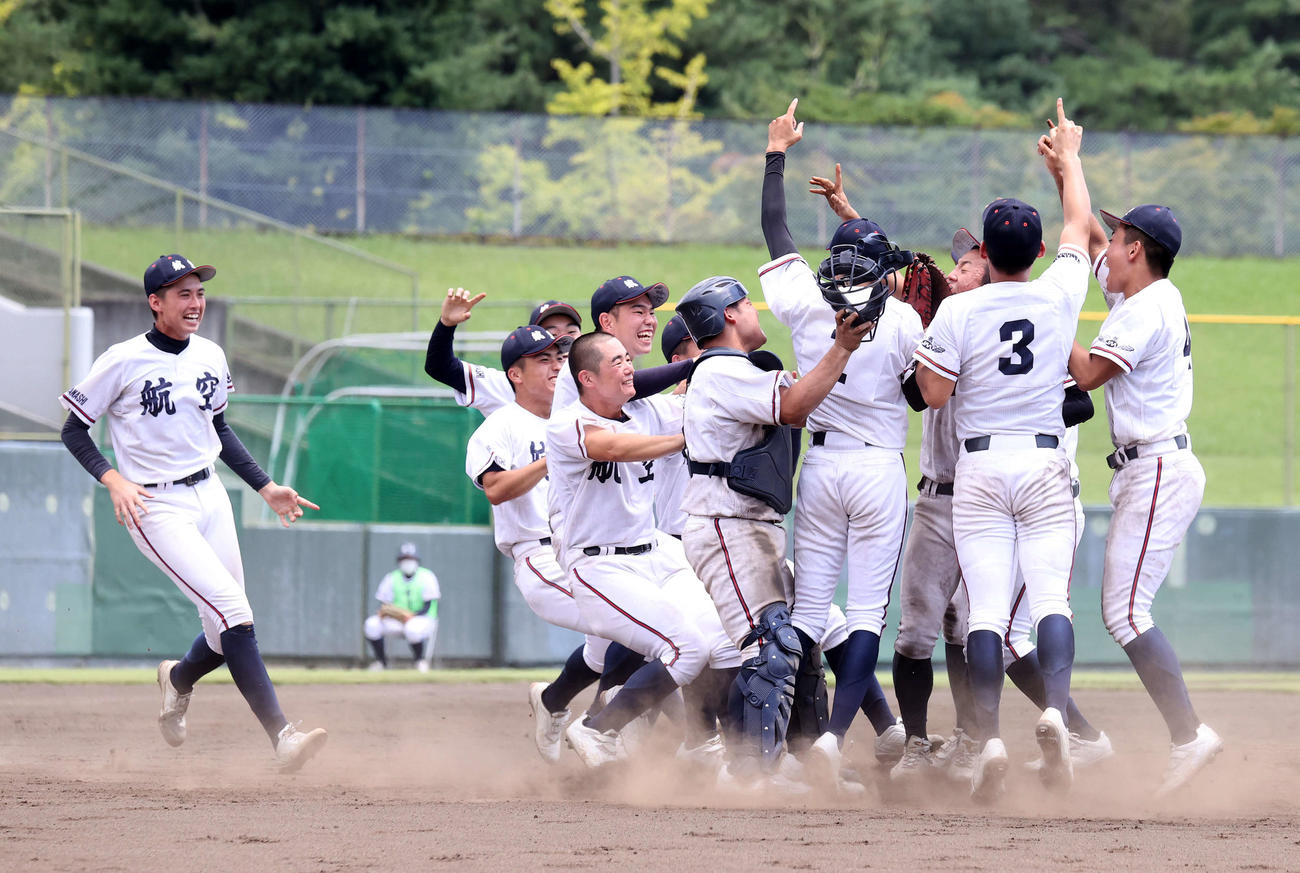富士学苑対日本航空　富士学苑対日本航空　優勝し喜ぶ日本航空の選手たち（撮影・鈴木正人）