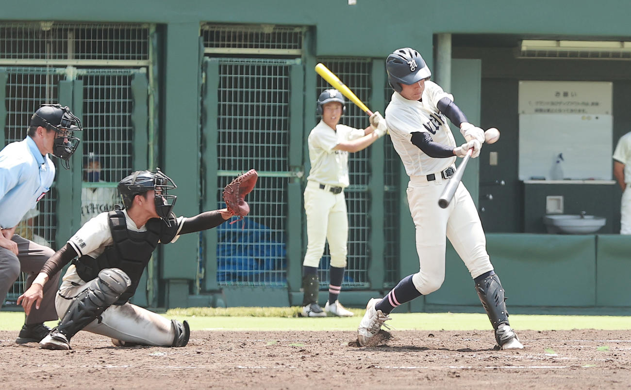 長野日大対松商学園　4回表長野日大1死二、三塁、右犠飛を放つ白根（撮影・野上伸悟）