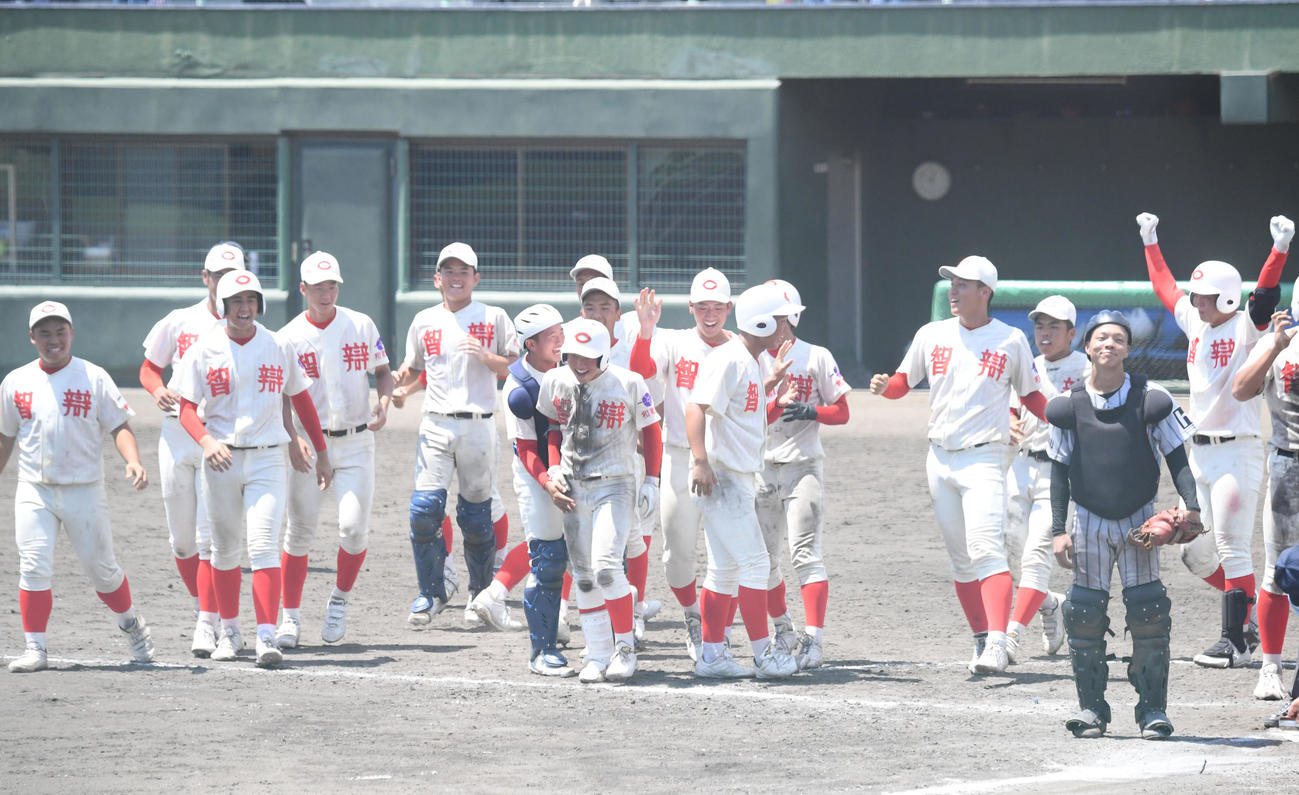 高校野球和歌山県大会　初芝橋本対智弁和歌山　サヨナラ勝ちをおさめ、喜ぶ智弁和歌山ナイン（撮影・滝沢美穂子）