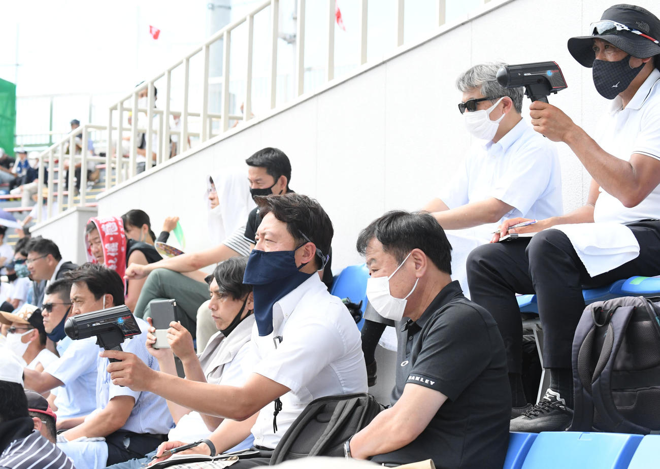 高校野球和歌山県大会　耐久対市和歌山　市和歌山のエース小園健太を偵察する各球団スカウト（撮影・滝沢美穂子）