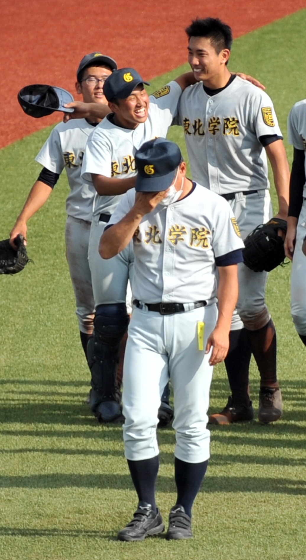 渡辺監督は就任27年目で初優勝し、喜びに沸く選手たちを背に男泣き