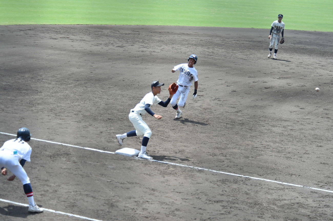 3つ目の盗塁を狙うも三塁憤死した社・後藤剣士朗内野手