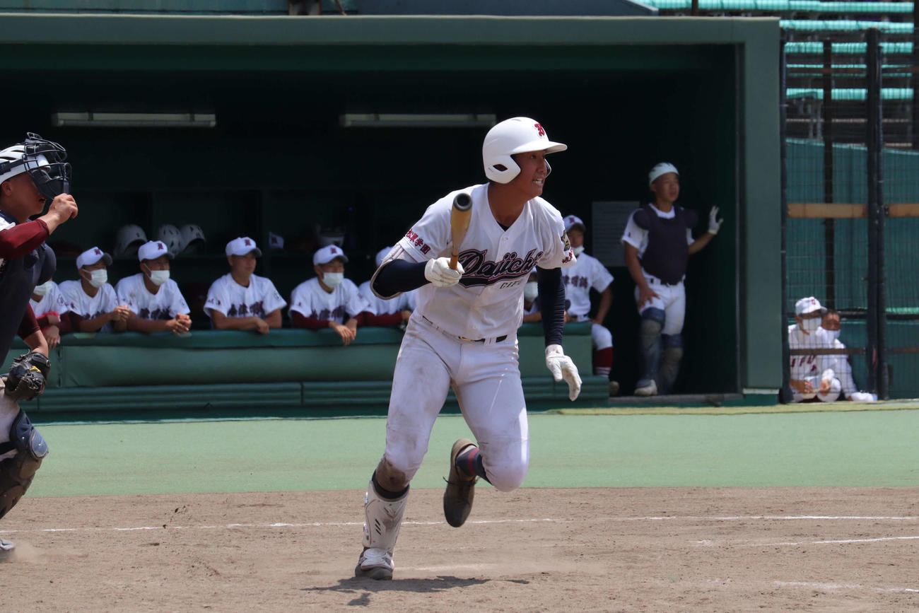 海津明誠対岐阜第一　5回裏、右前適時打を放つ岐阜第一・阪口楽（撮影・山崎健太）