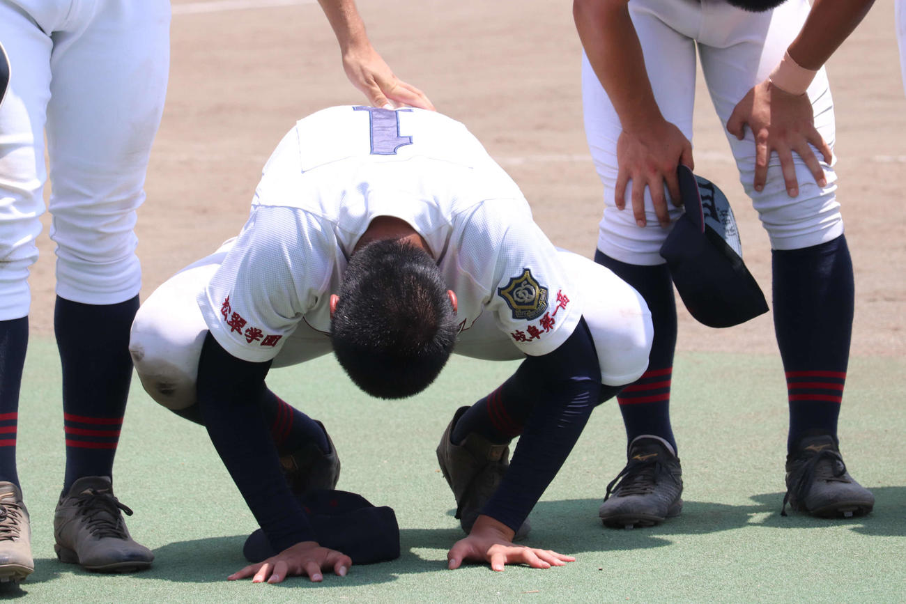 海津明誠対岐阜第一　敗戦し悔しさを抑えきれない岐阜第一・阪口楽（撮影・山崎健太）