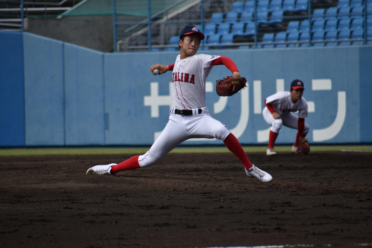 西条との準々決勝で7回13安打3失点と粘投した聖カタリナ学園・桜井頼之介（撮影・古財稜明）