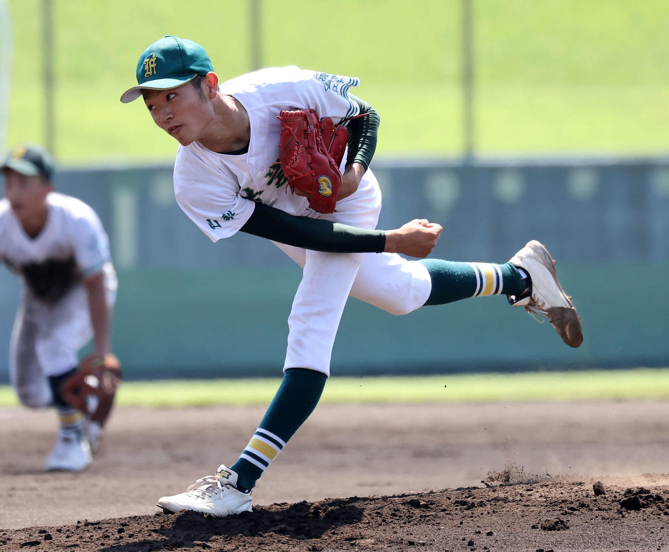 先発し力投する富士学苑・河村（撮影・鈴木正人）