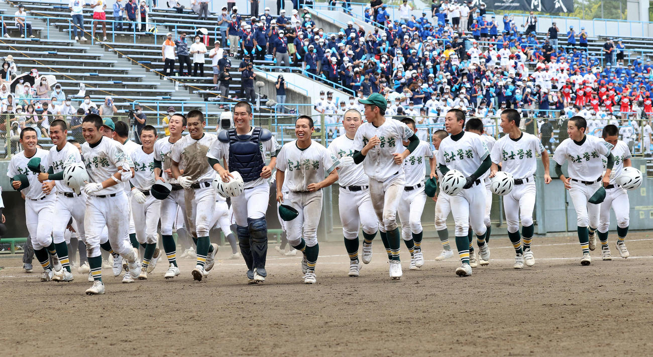 山梨大会決勝、惜しくも敗れたが笑顔で引き揚げる富士学苑の選手たち（撮影・鈴木正人）