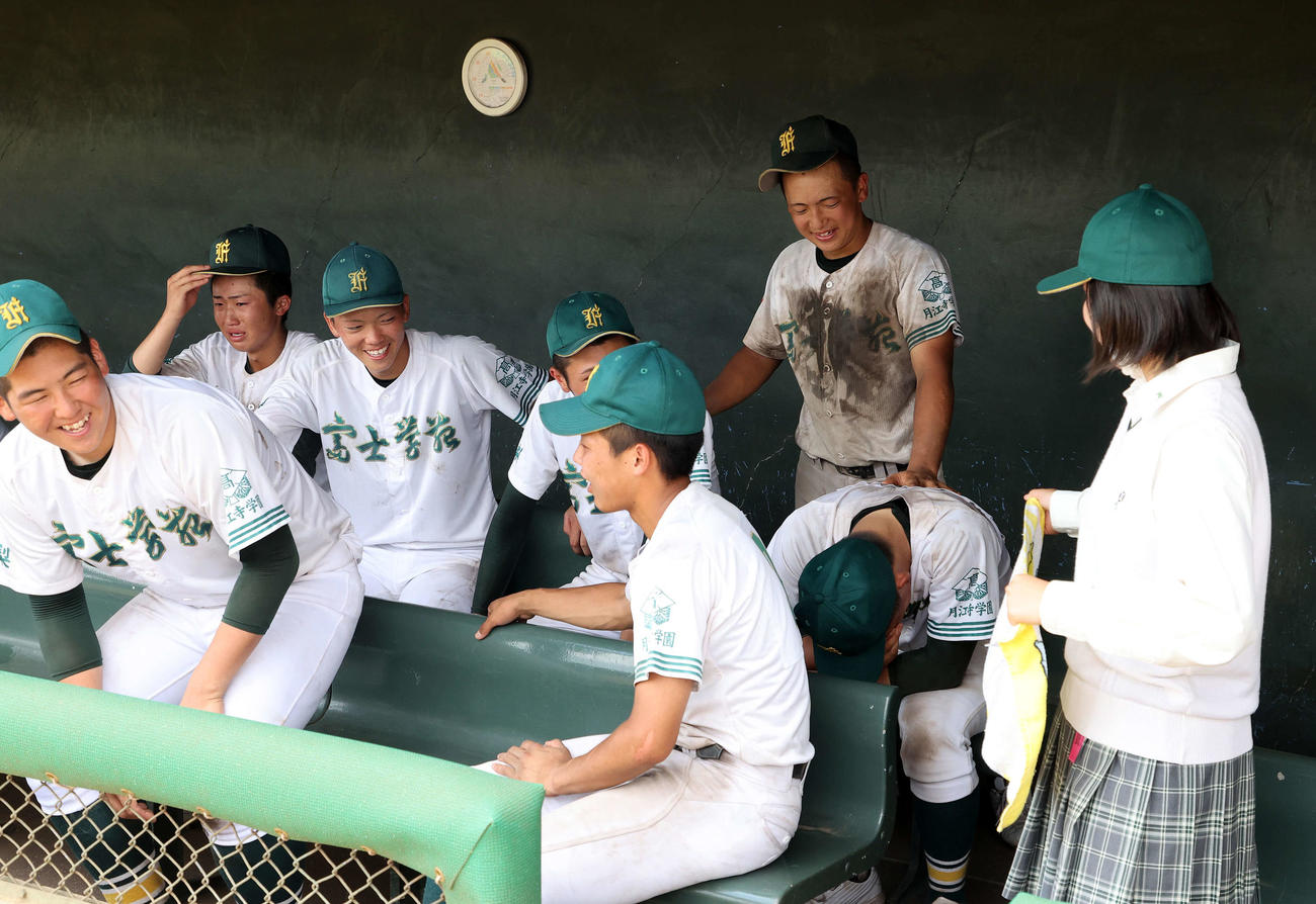 惜しくも敗れたが笑顔を見せる富士学苑の選手たち（撮影・鈴木正人）
