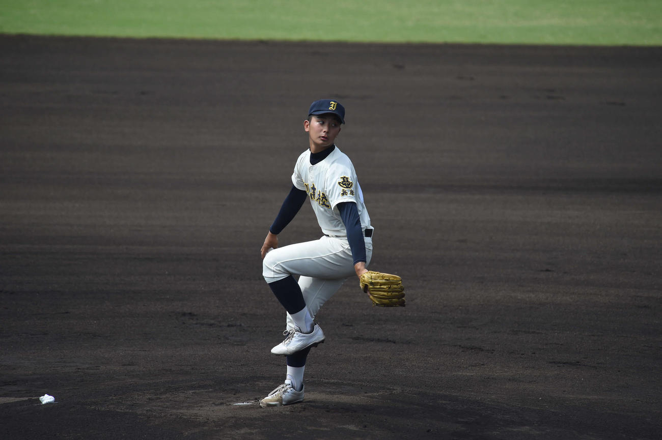 先発し4回1／3を投げ3失点の市川・中村潤希投手（3年）