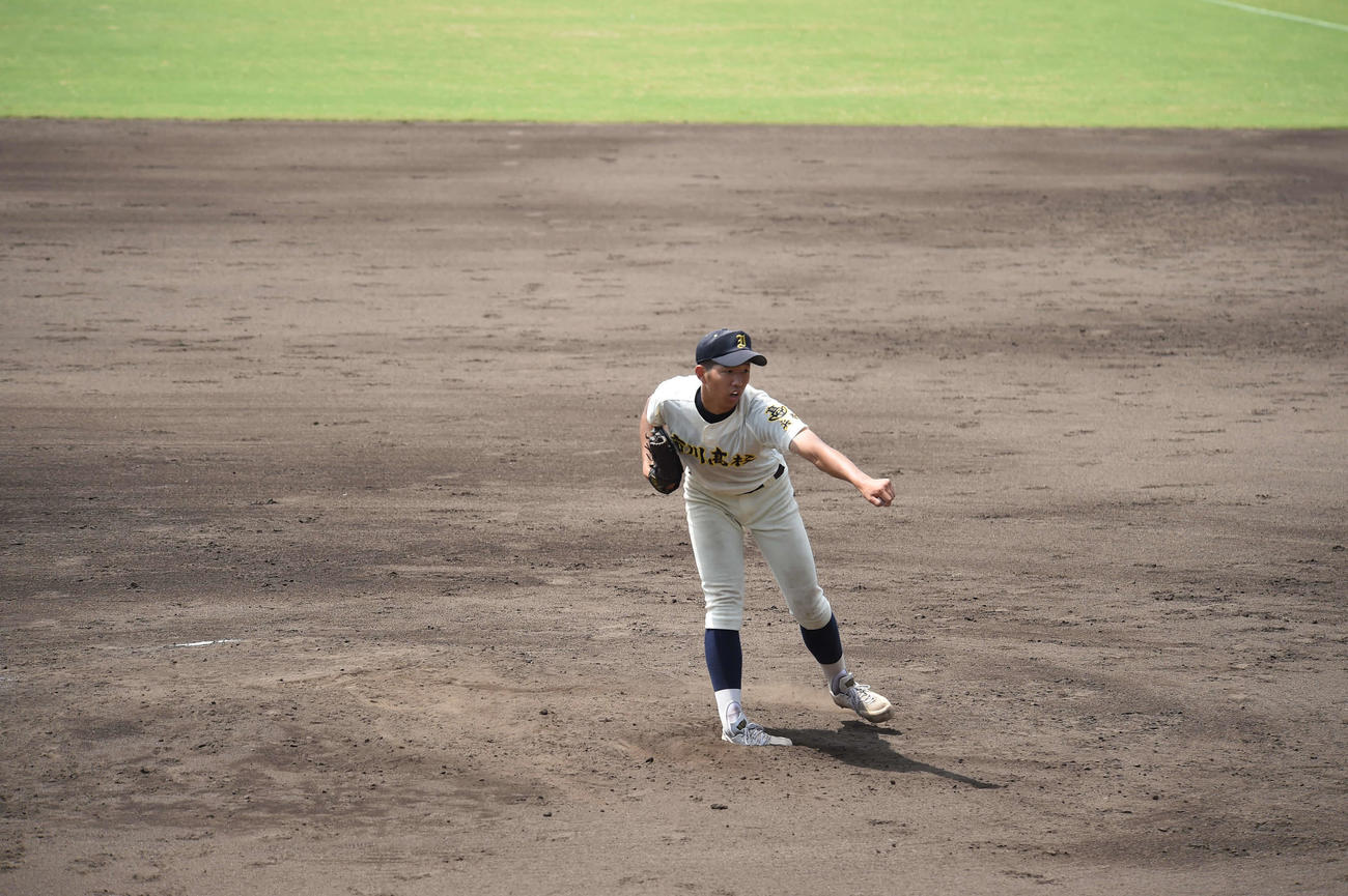 2番手で登板し1回1失点の市川・坂本司投手（3年）