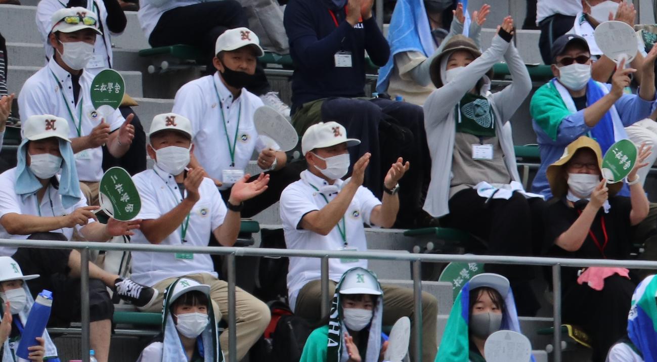 高島対二松学舎大付　2回裏二松学舎大付1死二、三塁、丸山丈司の犠飛で先取点が入り、拍手で沸く二松学舎大付を応援する人たち（撮影・古川真弥）