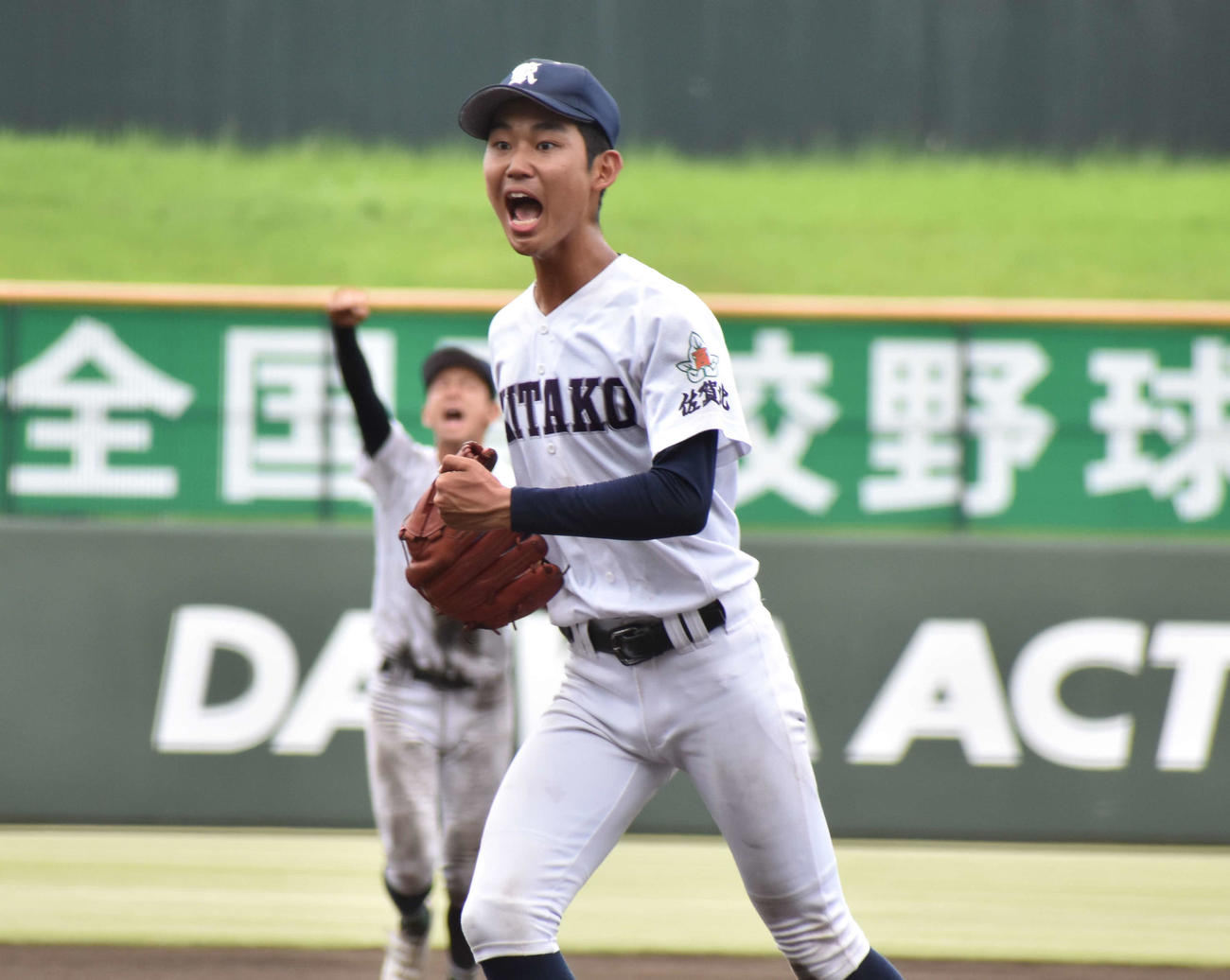 佐賀商を下してガッツポーズする佐賀北・荒谷（撮影・只松憲）