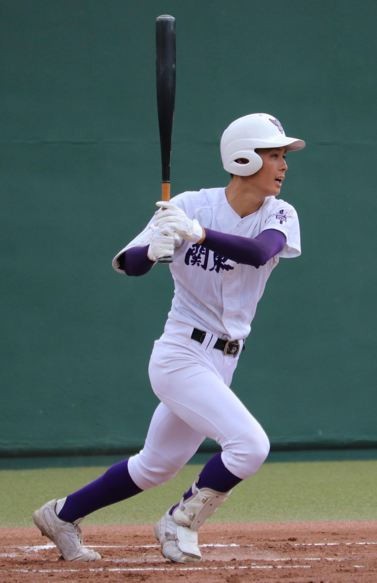 足立西対関東第一　1回裏関東第一1死一塁、右翼線へ先制の適時二塁打を放つ初谷（撮影・古川真弥）