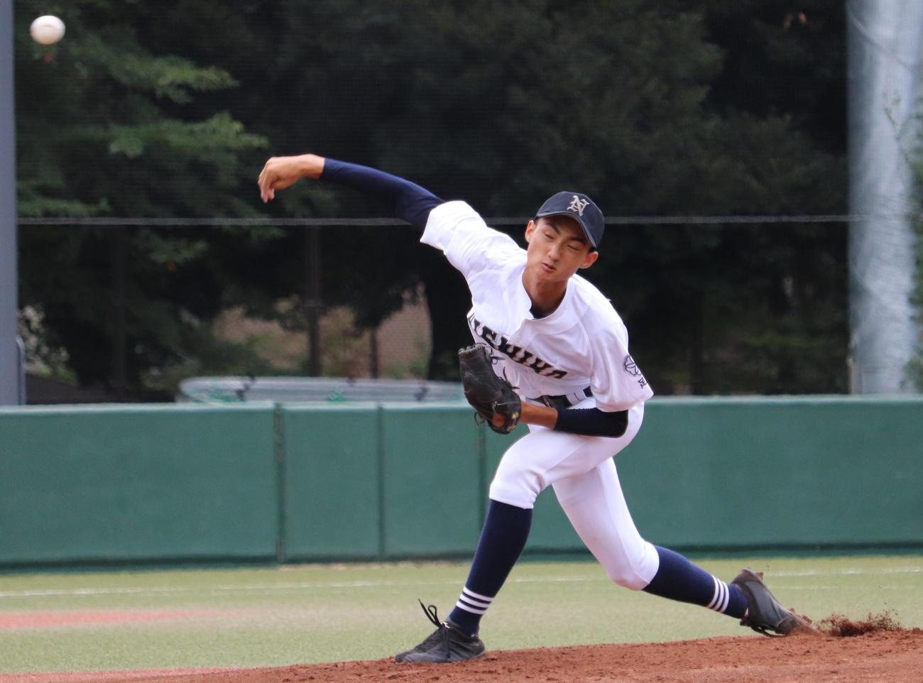 足立西対関東第一　関東第一打線に投げる足立西・有馬（撮影・古川真弥）