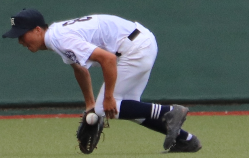 足立西対関東第一　2回裏関東第一2死三塁、初谷の中前に落ちそうな当たりを地面すれすれで好捕する足立西・上田（撮影・古川真弥）