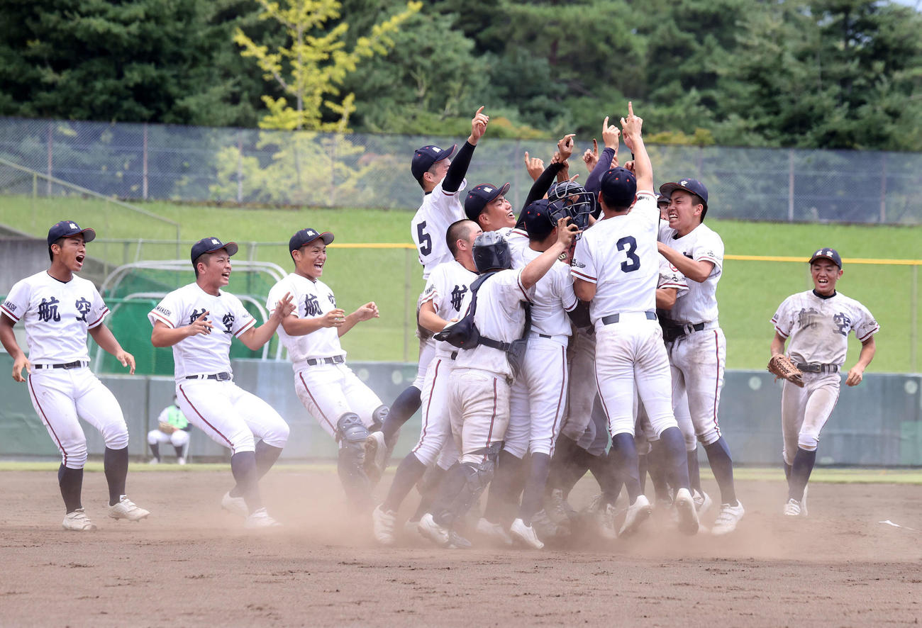 富士学苑対日本航空　富士学苑対日本航空　優勝し喜ぶ日本航空の選手たち（撮影・鈴木正人）