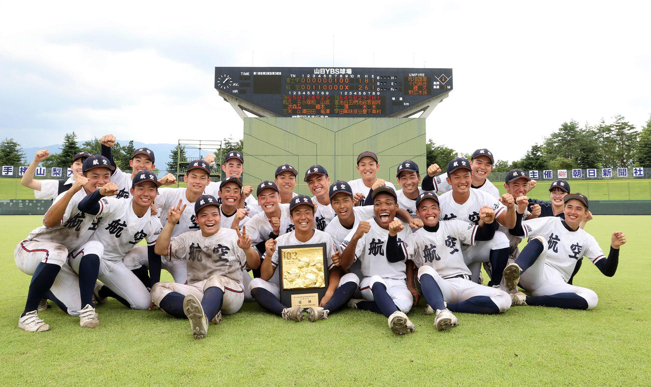 富士学苑対日本航空　富士学苑対日本航空　優勝し喜ぶ日本航空の選手たち（撮影・鈴木正人）