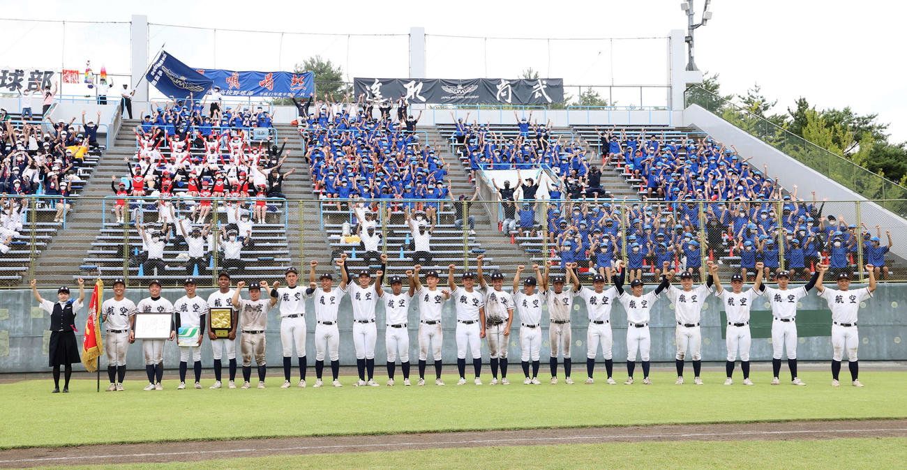 富士学苑対日本航空　応援席と喜ぶ日本航空の選手たち（撮影・鈴木正人）