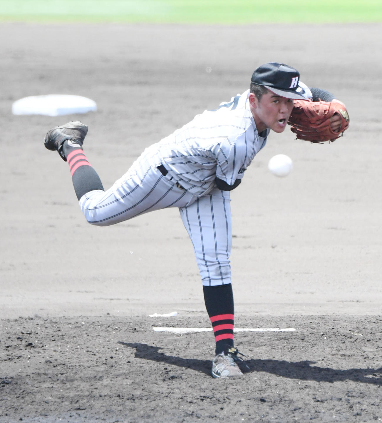 高校野球和歌山県大会　初芝橋本対智弁和歌山　力投する初芝橋本の先発川端一正（撮影・滝沢美穂子）