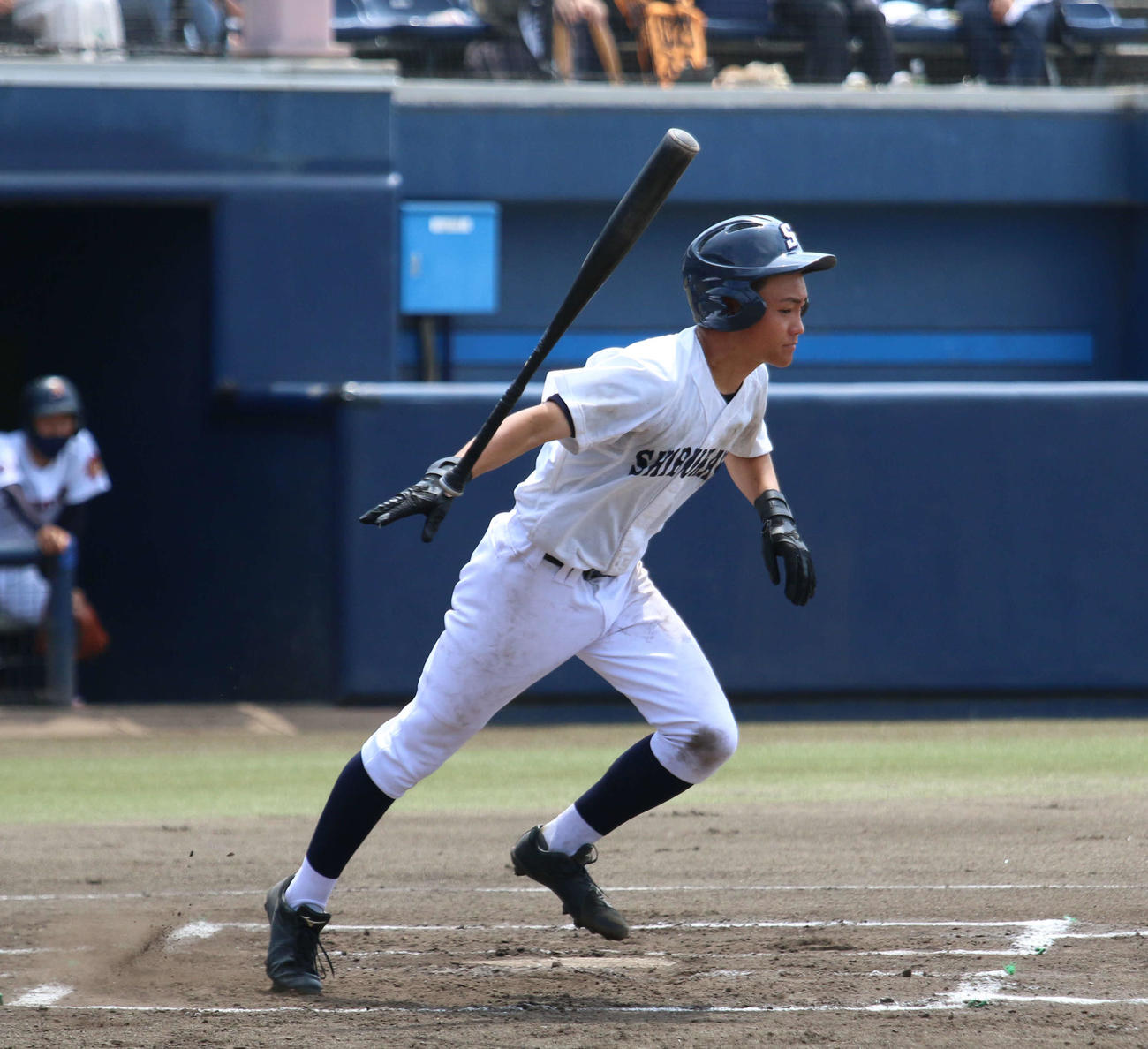 利根商対渋川　7回表渋川無死、遊ゴロを放つ渋川・鈴木（撮影・木下大輔）